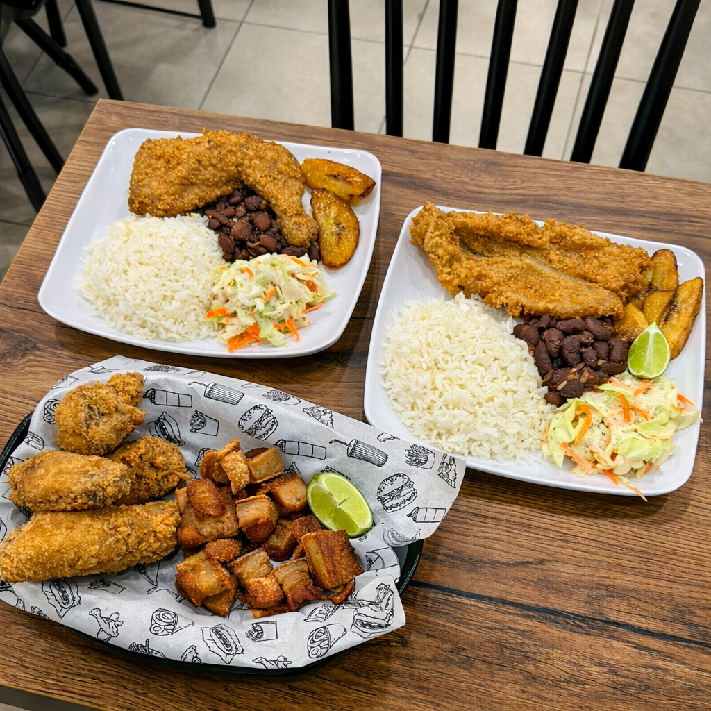 2 Platos Fuertes + Chicharrón + Alitas: Almuerzo para 2 personas en Alitas Salvajes Pub por solo $12