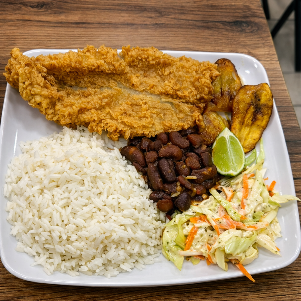 2 Platos Fuertes + Chicharrón + Alitas: Almuerzo para 2 personas en Alitas Salvajes Pub por solo $12