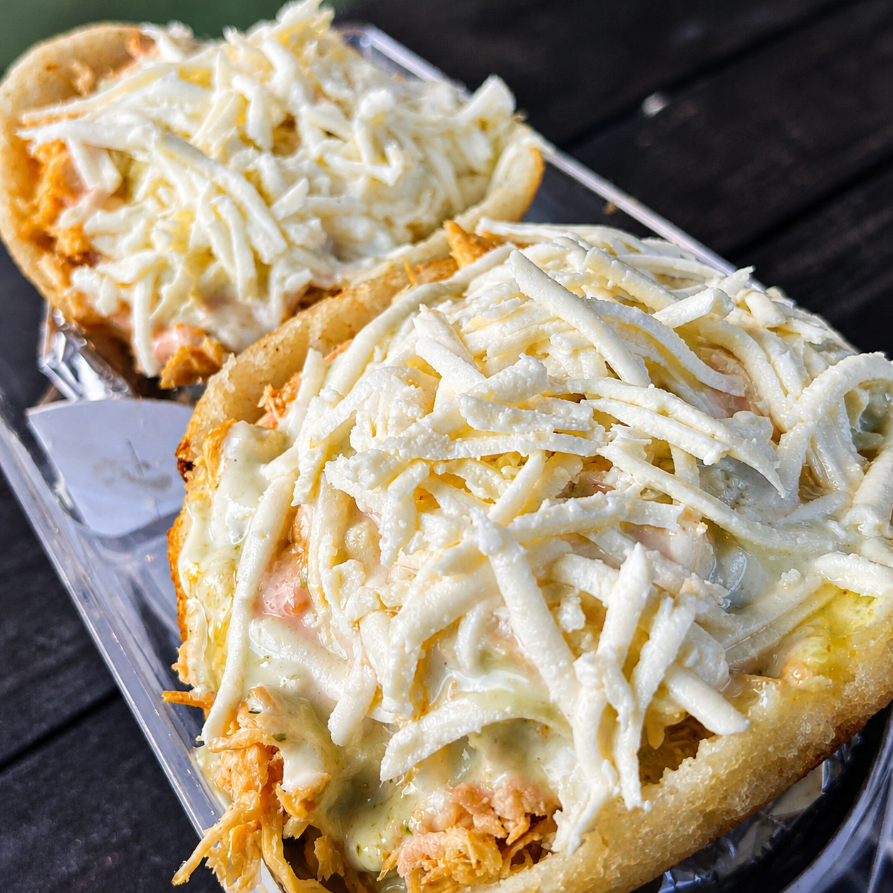 2 Arepas Colombianas a elegir de Pollo o Carne + 2 Sodas por solo $10 en Arepitas Q Chimba