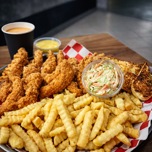 12 Tenders + Papas + Salsas Gigantes + 2 Bebidas por solo $18 en Alitas Salvajes Pub