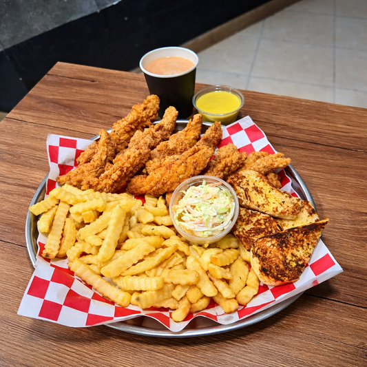 12 Tenders + Papas + Salsas Gigantes + 2 Bebidas por solo $18 en Alitas Salvajes Pub