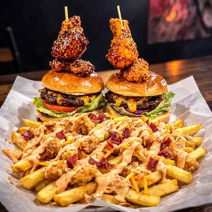 2 Wing Burgers + Loaded Fries Chicken + 2 Bebidas por solo $20 en Alitas Salvajes Pub