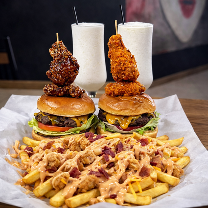 2 Wing Burgers + Loaded Fries Chicken + 2 Bebidas por solo $20 en Alitas Salvajes Pub