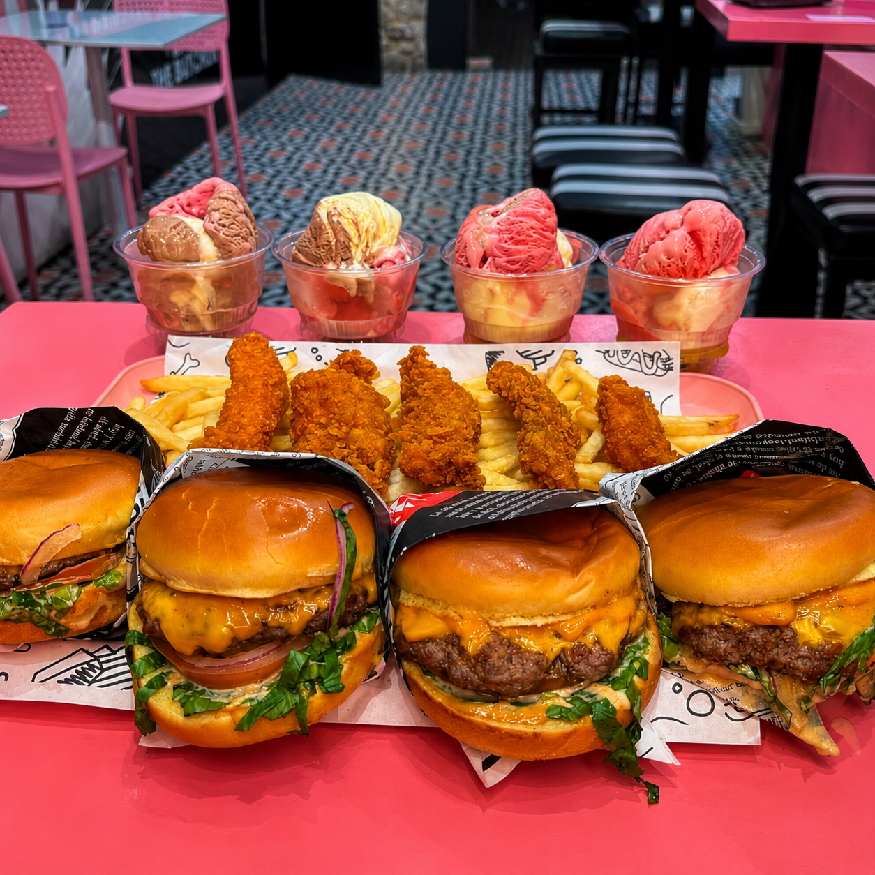 Family Pack: 4 Burgers Clásicas + 5 Chicken Tenders + Papas Grandes + 4 Helados por $29.99 en Beauty and the Butcher