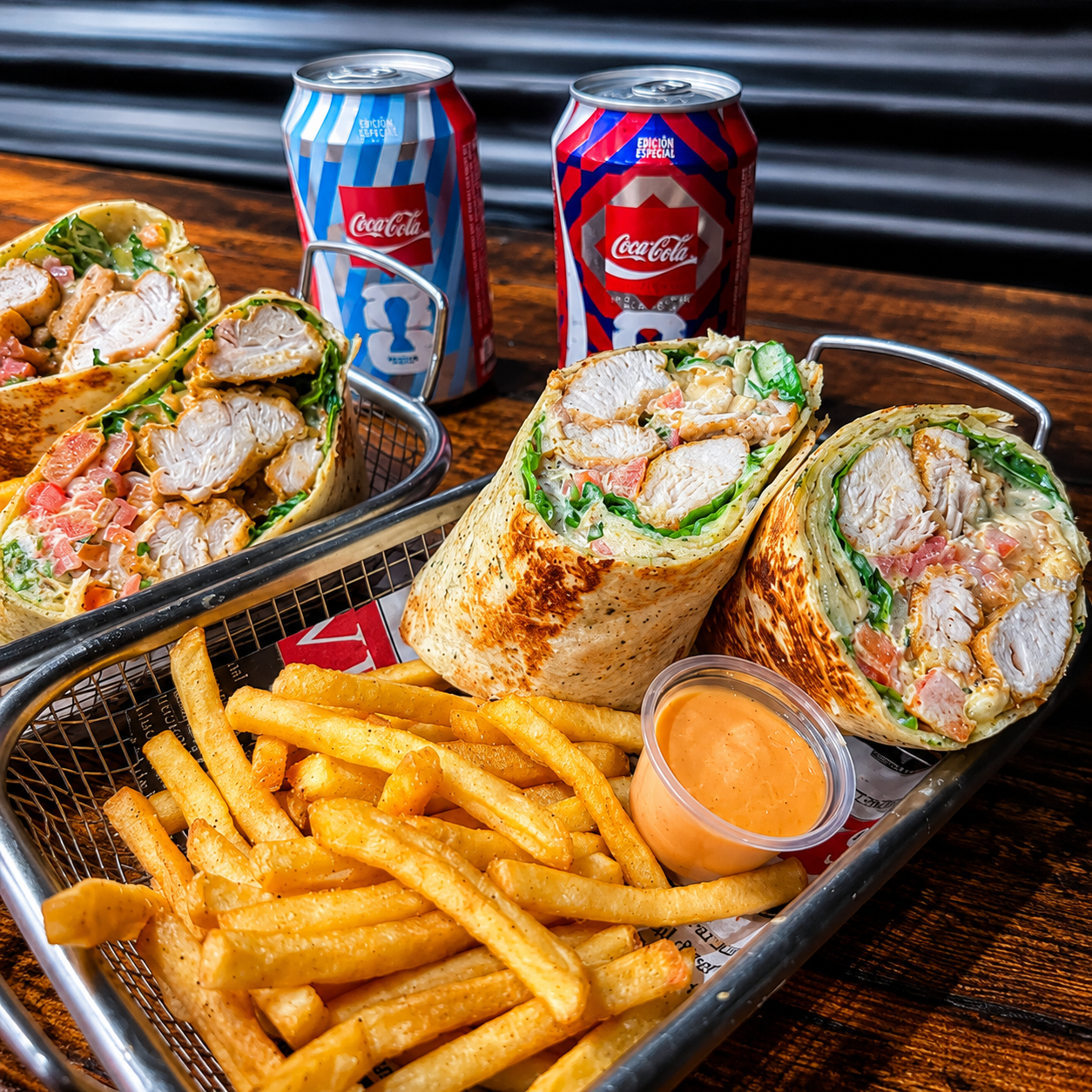 2 Wraps de Pollo Frito con Papas y Queso Cheddar + 2 Bebidas por solo $10 en Chef Pepin
