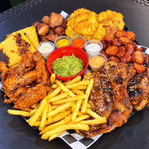 Picada Familiar con 3 Chuletas BBQ + 3 Chorizos Tableños + Puerco Liso + 6 Alitas + 3 Sodas