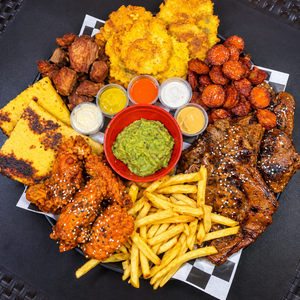 Picada Familiar con 3 Chuletas BBQ + 3 Chorizos Tableños + Puerco Liso + 6 Alitas + 3 Sodas