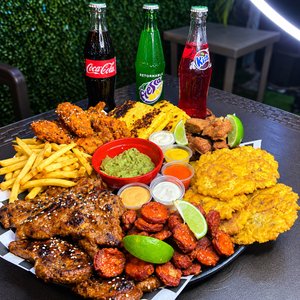 Picada Familiar con 3 Chuletas BBQ + 3 Chorizos Tableños + Puerco Liso + 6 Alitas + 3 Sodas