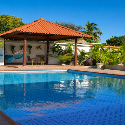 Pasadía para 2 Personas + Habitación + Piscina + Copas de Vino por solo $40 en Hotel Coronado Inn