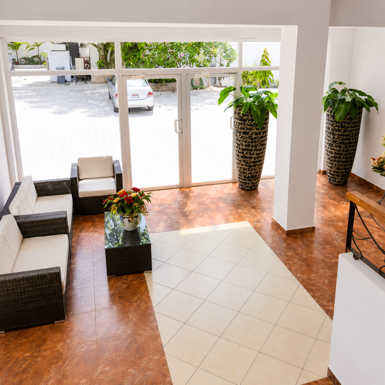 Pasadía para 2 Personas + Habitación + Piscina + Copas de Vino por solo $40 en Hotel Coronado Inn
