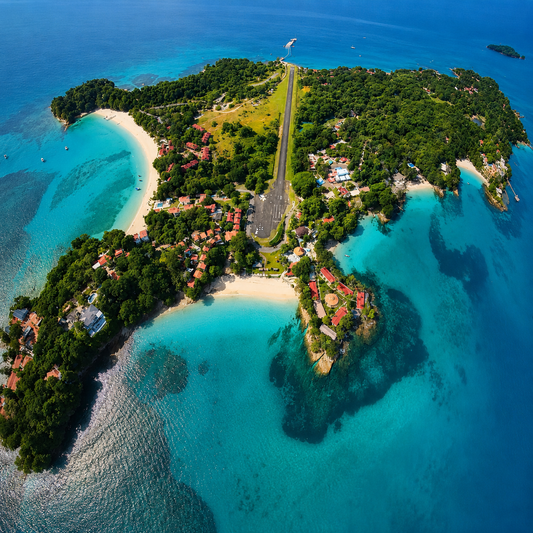 Estadía para 2 Personas + Tour de Isla + Posible Avistamiento de Ballenas por $120 en Hotel Punta Galeón Resort