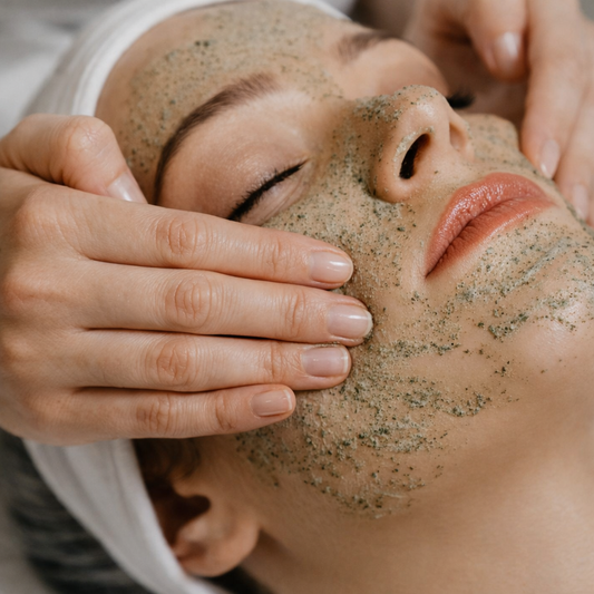 Limpieza Facial Completa con Mascarilla, Exfoliación, Máscara LED y más por solo $12 en Amaran Spa