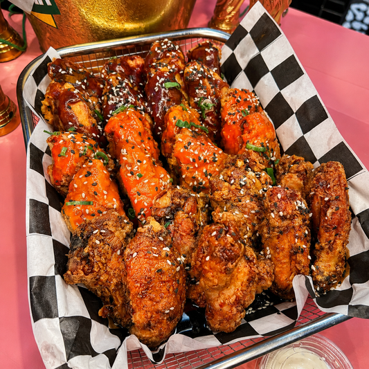 Bandeja de 24 Wings + Cubetazo Nacional por solo $25 en Beauty and the Butcher