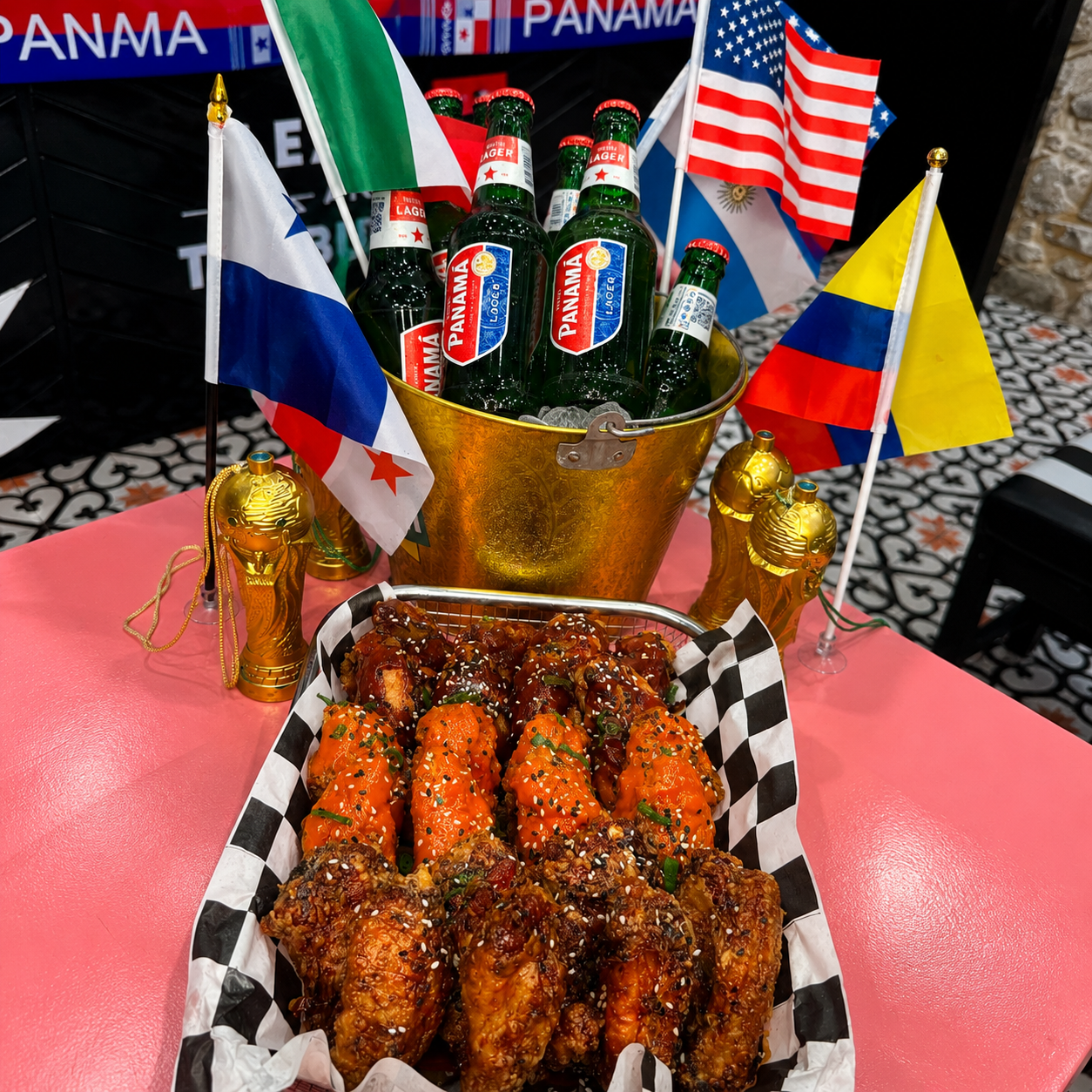 Bandeja de 24 Wings + Cubetazo Nacional por solo $25 en Beauty and the Butcher