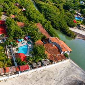 Estadía para 2 o 4 Personas con Desayuno Incluido desde solo $55 por noche en Bay View Hotel