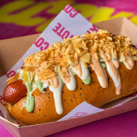 2 Coyote Dogs Sencillos + 2 Sodas por solo $10 en Coyote Brisas del Golf
