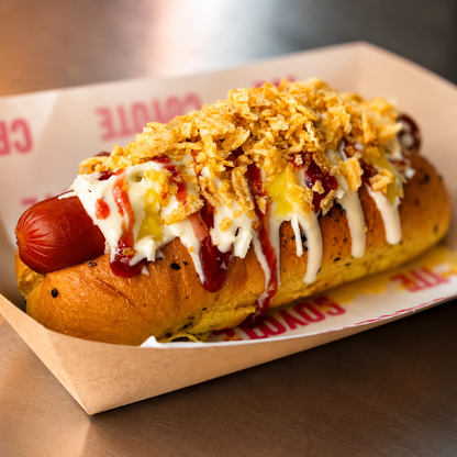 2 Coyote Dogs Sencillos + 2 Sodas por solo $10 en Coyote Brisas del Golf