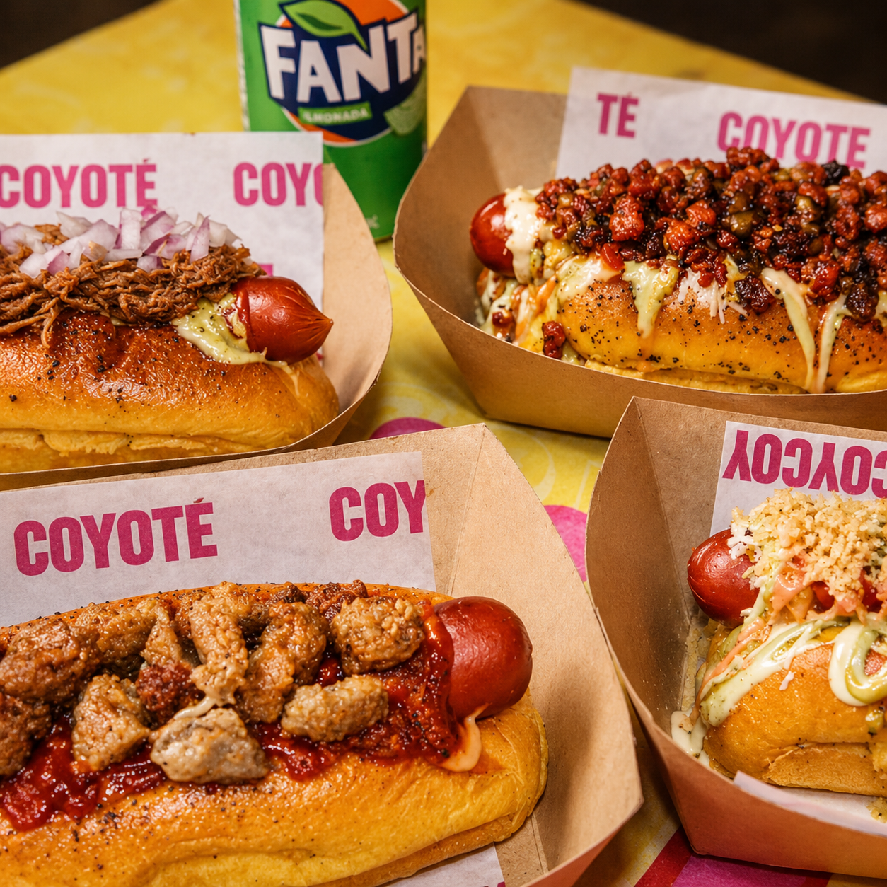 2 Coyote Dogs Sencillos + 2 Sodas por solo $10 en Coyote Brisas del Golf