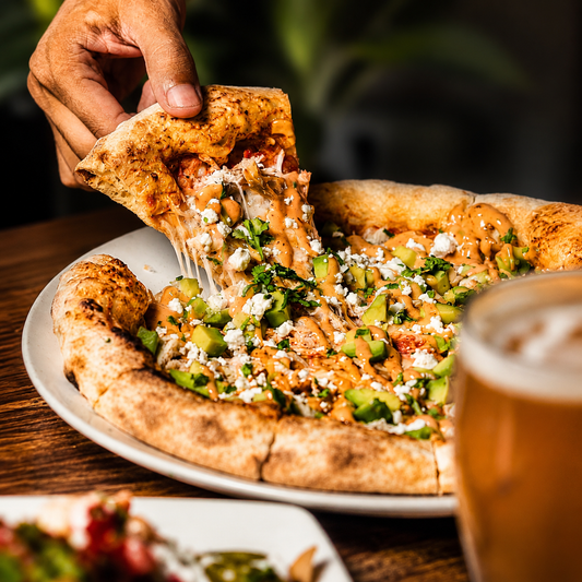 Jarra de Cerveza Clásica + Pizza desde $20 en La Rana Dorada – Brisas del Golf