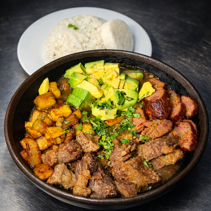 2 Cazuelas de Chicharrón, Chorizo y Frijoles + Arroz + Arepa + 2 Bebidas por solo $20 en Carpe Diem Terrace