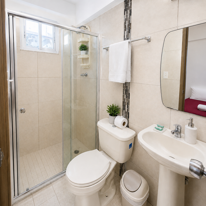 Estadía de 2 días y 1 noche para 2 personas + Desayuno + Piscina por $50 en Hotel Pacific Coast