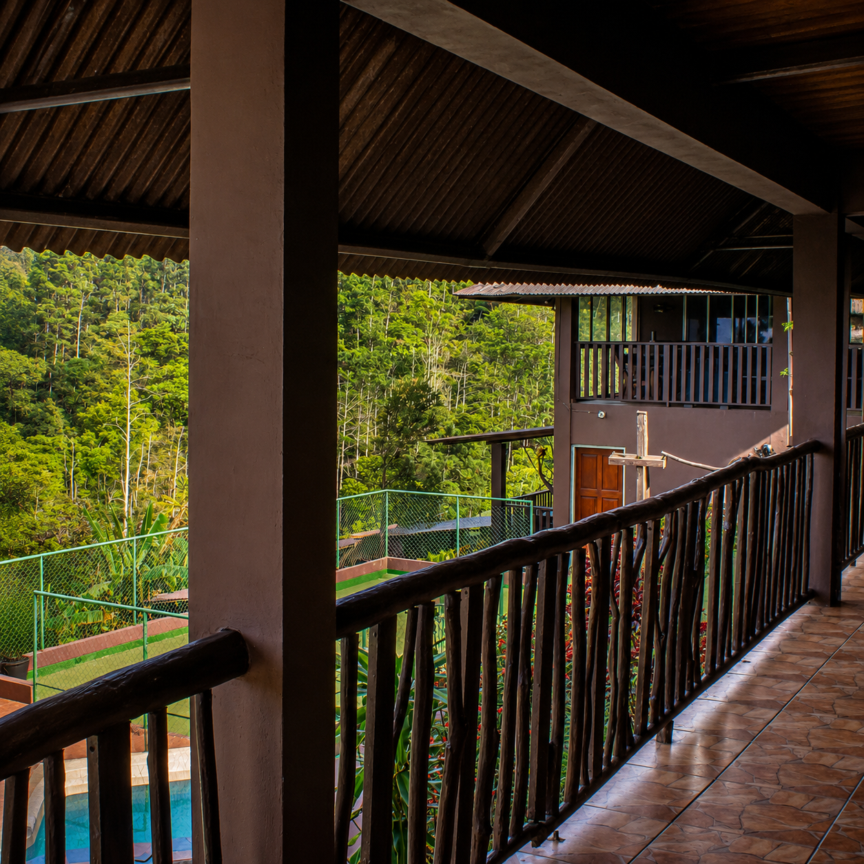 Escápate a Cerro Azul + 2 Desayunos + Piscina Climatizada y Zipline para 2 personas por $39.95 en Hacienda Mi Montañita