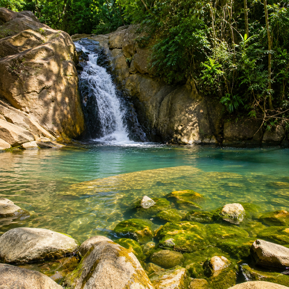 Escápate a Cerro Azul + 2 Desayunos + Piscina Climatizada y Zipline para 2 personas por $39.95 en Hacienda Mi Montañita