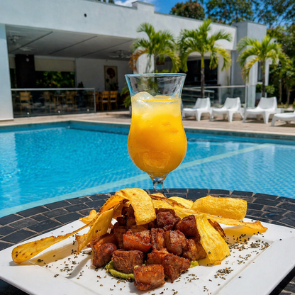Pasadía + Picada de Chicharrón + Bebida por solo $8 en Hotel Coronado Inn