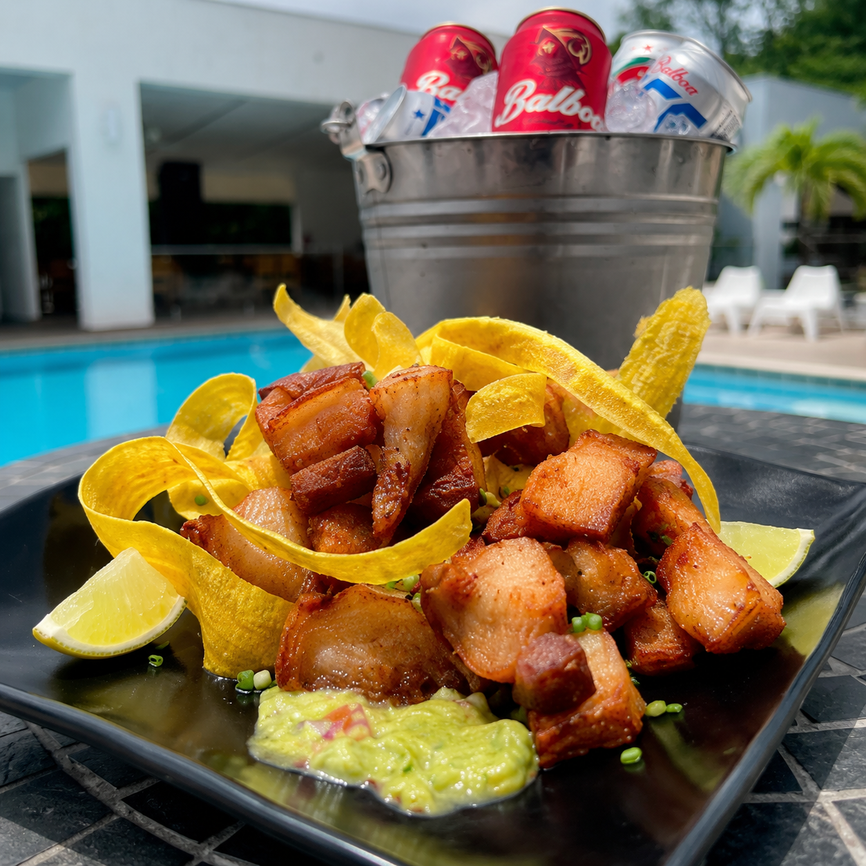 Pasadía para 2 Personas con Cubetazo de Cerveza y Picadita de Chicharrón por $15 en Hotel Coronado Inn