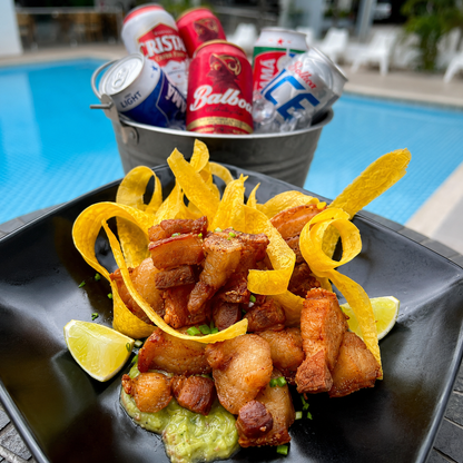 Pasadía para 2 Personas con Cubetazo de Cerveza y Picadita de Chicharrón por $15 en Hotel Coronado Inn