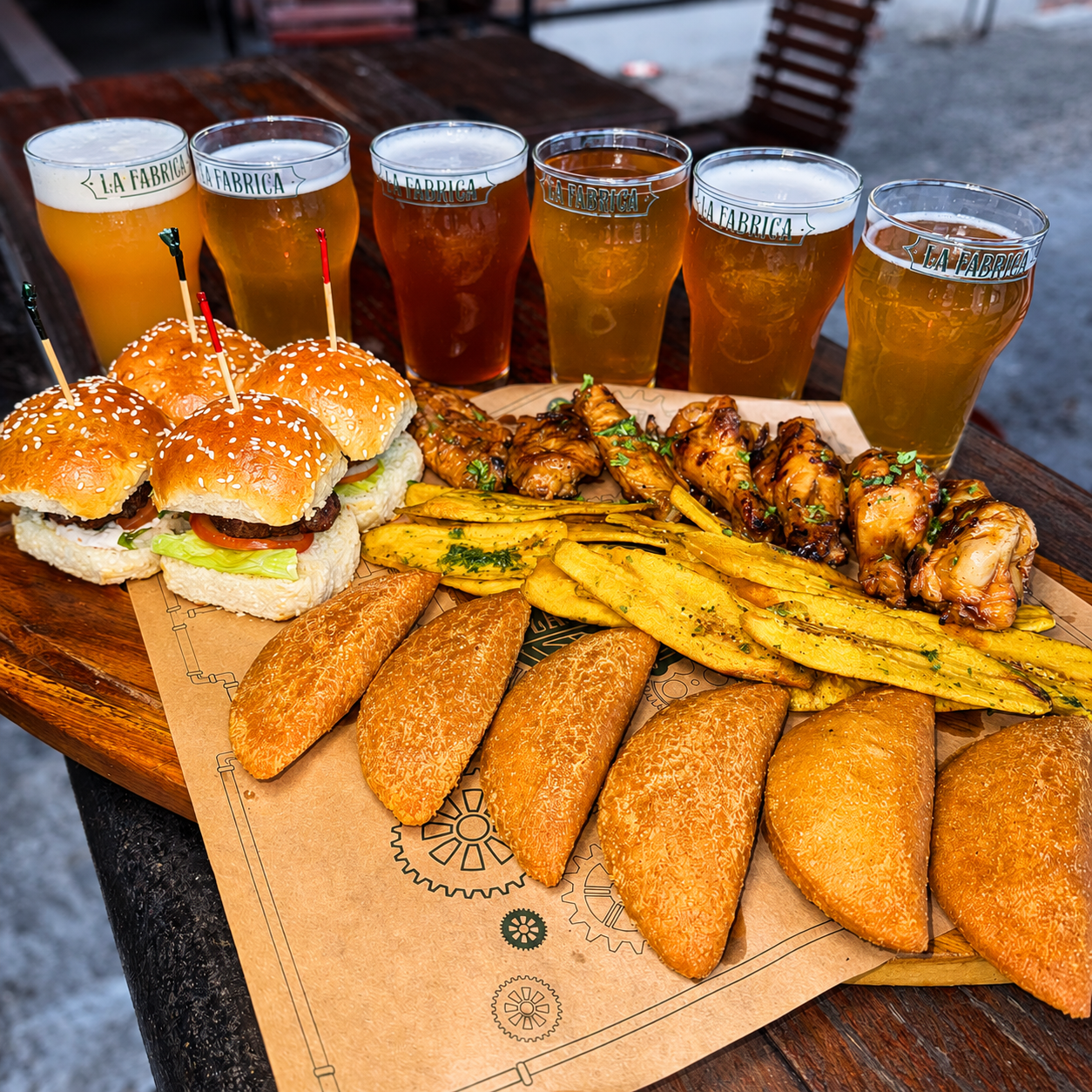 Picada Carnívor + 6 Bebidas a elegir por solo $18 en La Fábrica