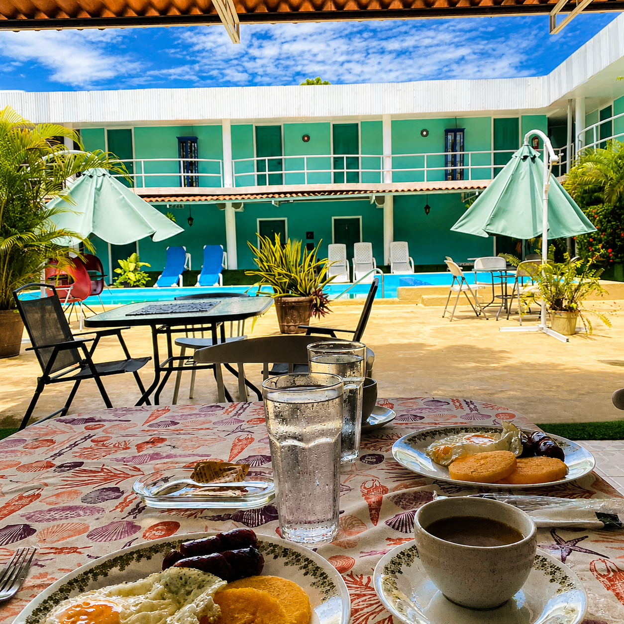 Estadía de 2 días y 1 noche para 2 personas + Desayuno + Piscina por solo $60 en Hotel Pacific Coast