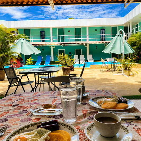 Estadía de 2 días y 1 noche para 2 personas + Desayuno + Piscina por solo $60 en Hotel Pacific Coast