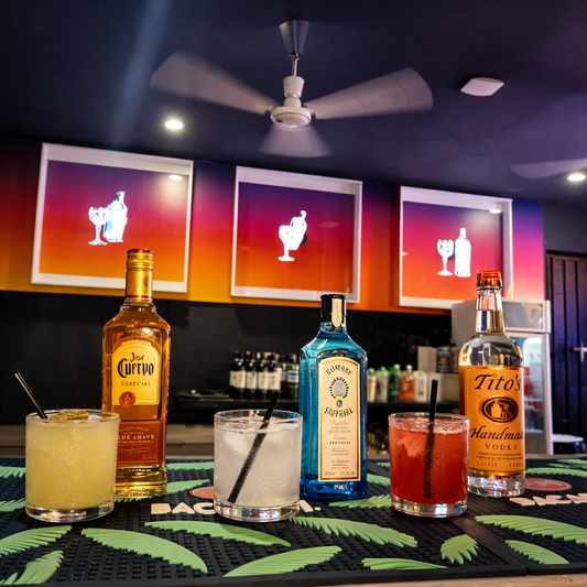 5 Cócteles Tropicales + Entrada a Chill Out por solo $5 en Drink Stop Downtown Amador