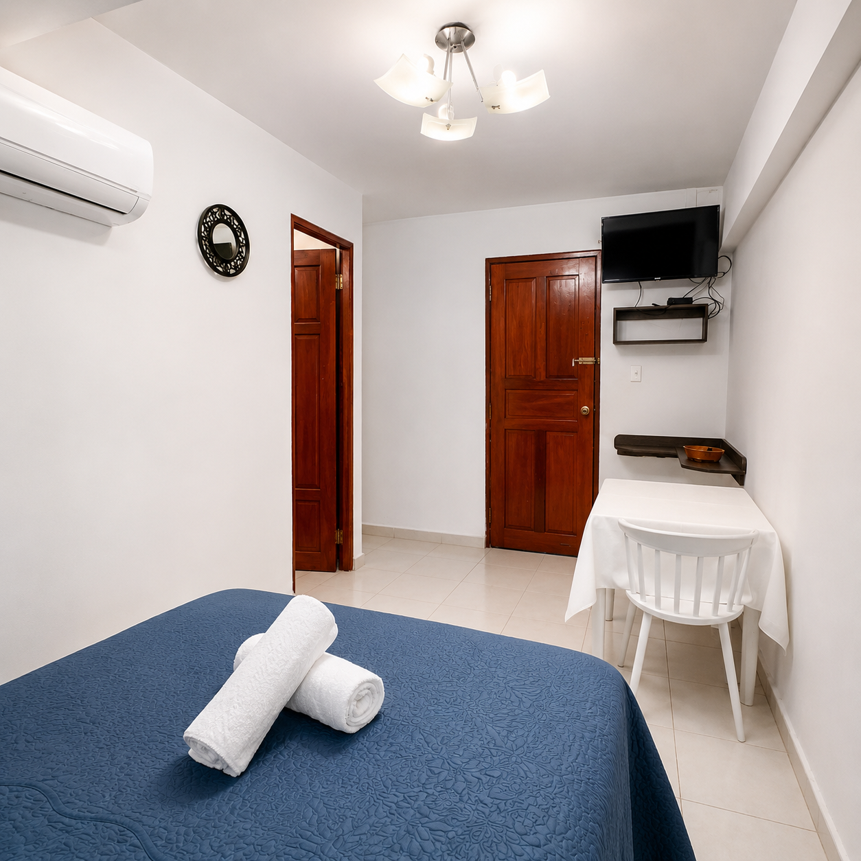 Estadía de 2 días y 1 noche para 2 personas + Desayuno + Piscina por $50 en Hotel Pacific Coast