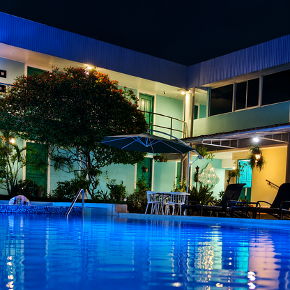 Estadía de 2 días y 1 noche para 2 personas + Desayuno + Piscina por $50 en Hotel Pacific Coast