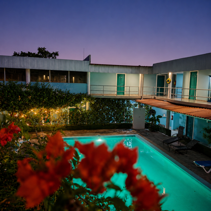 Estadía de 2 días y 1 noche para 2 personas + Desayuno + Piscina por $50 en Hotel Pacific Coast