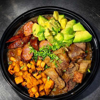 2 Cazuelas de Chicharrón, Chorizo y Frijoles + Arroz + Arepa + 2 Bebidas por solo $20 en Carpe Diem Terrace