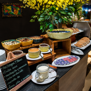 Almuerzo o Cena Buffet para 2 Personas + 2 Bebidas desde $50 en Restaurante Molas – Hotel El Panamá