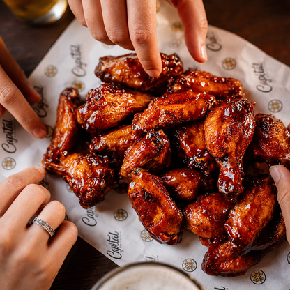 Jarra de Cerveza de la Casa + 15 Alitas por $20 en Capital Cervecería