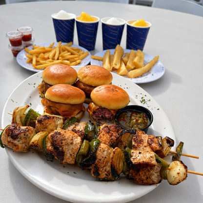 Day Pass para 2 Adultos o 2 Adultos + 2 Niños + Delicioso Combo de Comida desde $45 en Bay Club Playa Dorada