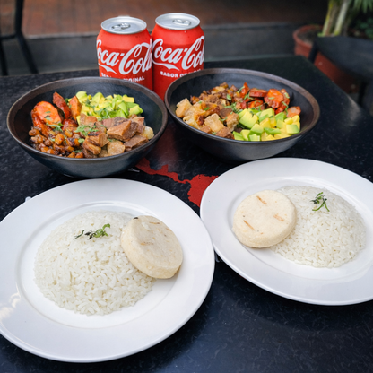 2 Cazuelas de Chicharrón, Chorizo y Frijoles + Arroz + Arepa + 2 Bebidas por solo $20 en Carpe Diem Terrace