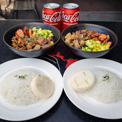 2 Cazuelas de Chicharrón, Chorizo y Frijoles + Arroz + Arepa + 2 Bebidas por solo $20 en Carpe Diem Terrace