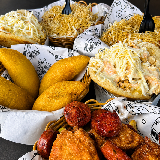 2 Arepas de Pollo Chicharrón + Empanadas + 2 Bebidas por solo $15 en Arepitas Q Chimba