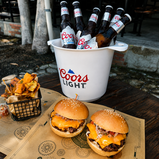 2 Burgers La Fábrica + Chimicheesy de Plátano + Cubetazo o 6 Cañas Artesanales por solo $20 en La Fábrica