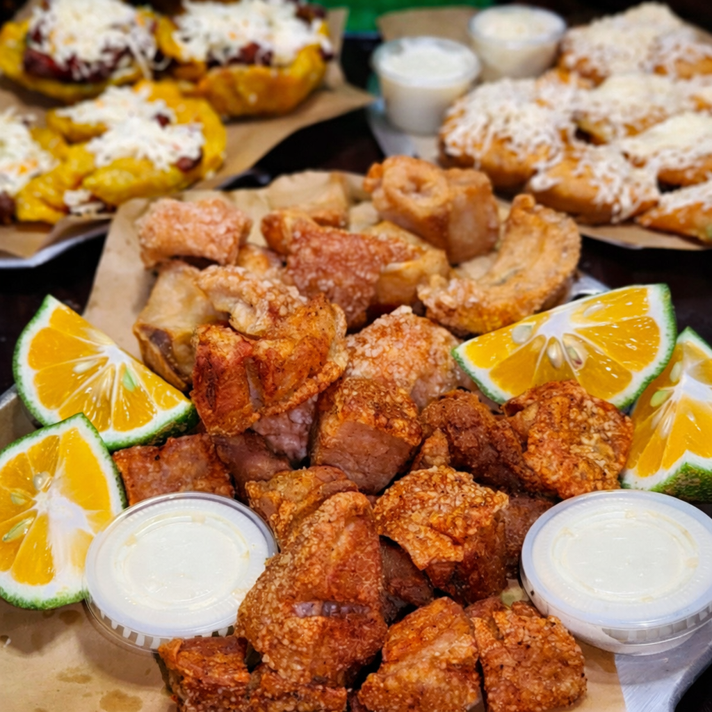 Chicharrón Mixto + Nachos Chicharroneros + 3 Canastas de Patacón + 2 Cubetazos por $20 en Chicharrones Panamá