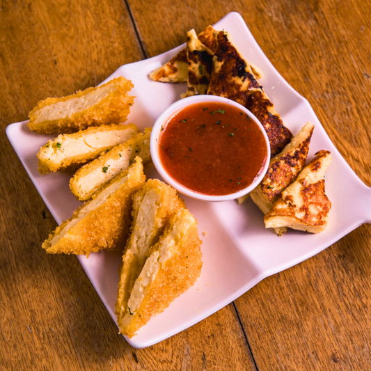2 Platos Completos de Salmón + 1 Entrada de Quesos de la Casa en Salsa Especial + 2 Copas de Vino por $20 en El Contenedor