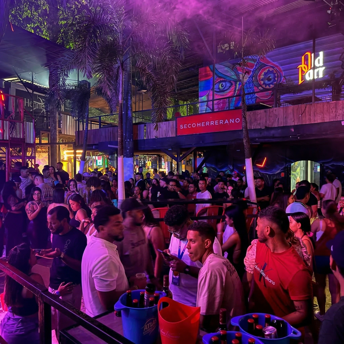 5 Cócteles Tropicales + Entrada a Chill Out por solo $5 en Drink Stop Downtown Amador