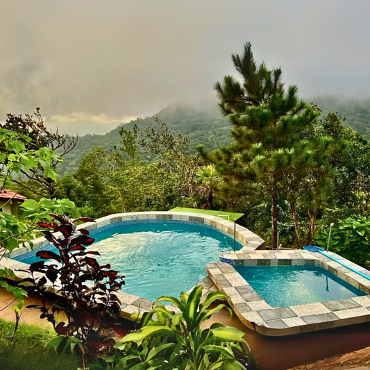 Estadía en Cerro Azul de 3 días y 2 noches + Desayuno para 2 Personas desde $140 en Hacienda Mi Montañita