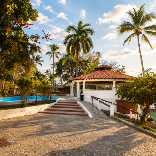 Estadía para 2 Personas + Tour de Isla + Avistamiento de Ballenas por $120 en Hotel Punta Galeón Resort